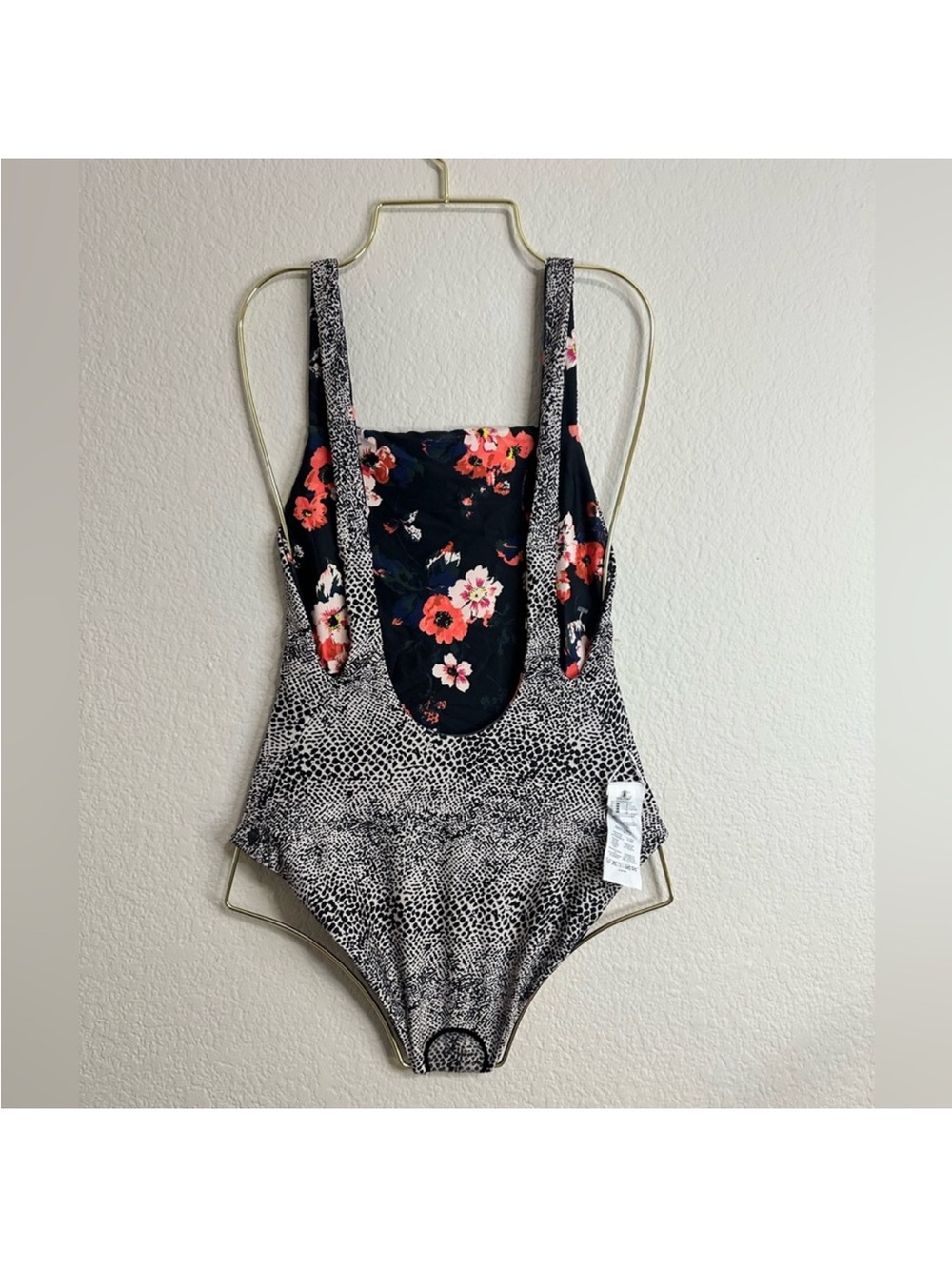 Volcom
NEW VOLCOM REVERSIBLE LEAF IT BE ONE-PIECE SWIMSUIT -
BLACK - Picture 5 of 13